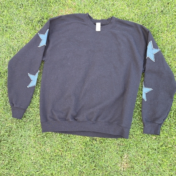 Threaded Gray Black Sweater with Blue Star On Sleeves Size L - Picture 1 of 4